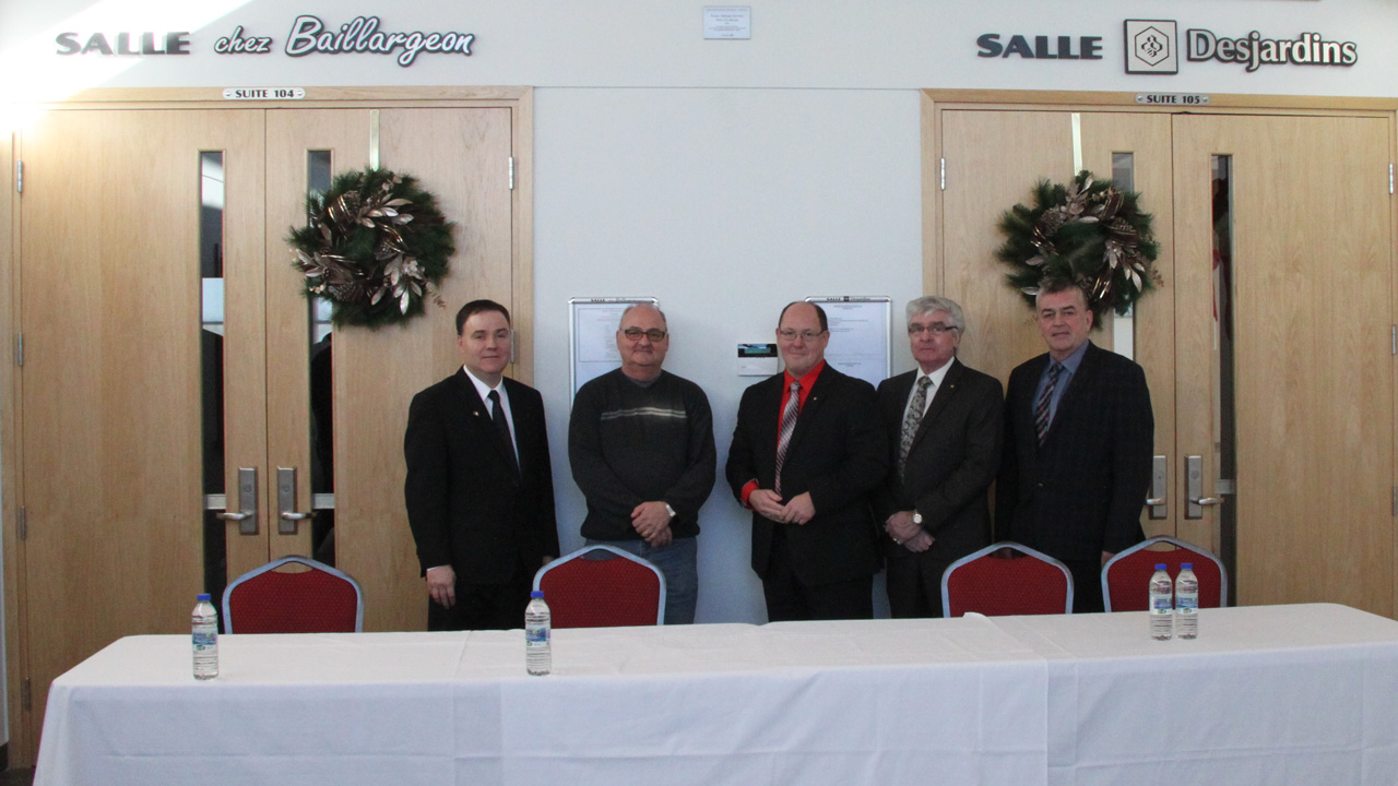 Le maire de Saint-Ephrem, Normand Roy; Bruno Baillargeon; Jean-Simon Maheux, directeur général de la Caisse des Sommets de la Beauce; Pierre Godbout, président de la Caisse des Sommets de la Beauce, et Luc Lemieux, le directeur général de la municipalité de Saint-Éphrem.
