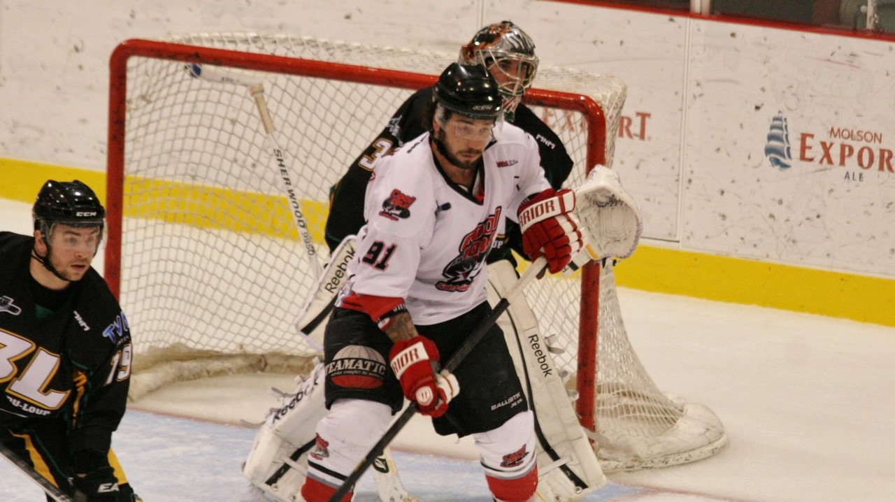 Hubert Poulin a marqué son premier but en carrière dans la LNAH, en plus de jeter les gants devant Cédric Verreault