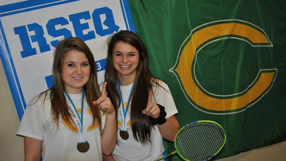 Alex Leclerc (à gauche) avec sa coéquipière Josiane Langlois ont remporté le championnat collégial provincial en badminton double