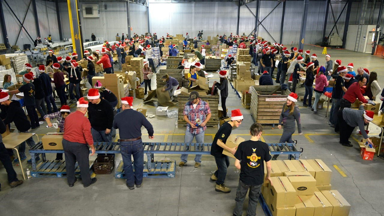 Pour une cinquième année consécutive, Moisson Beauce a tenue sa grande journée de confection de paniers de Noël. Cette activité de bénévolat avait lieu samedi le 30 novembre dernier, dans l’entrepôt de Procycle à St-Georges.
