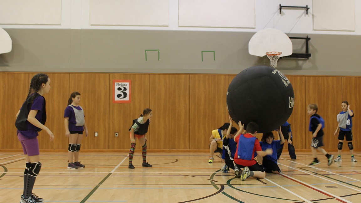 En tout, plus de 350 jeunes ont joué au kin-ball au cours de la fin de semaine