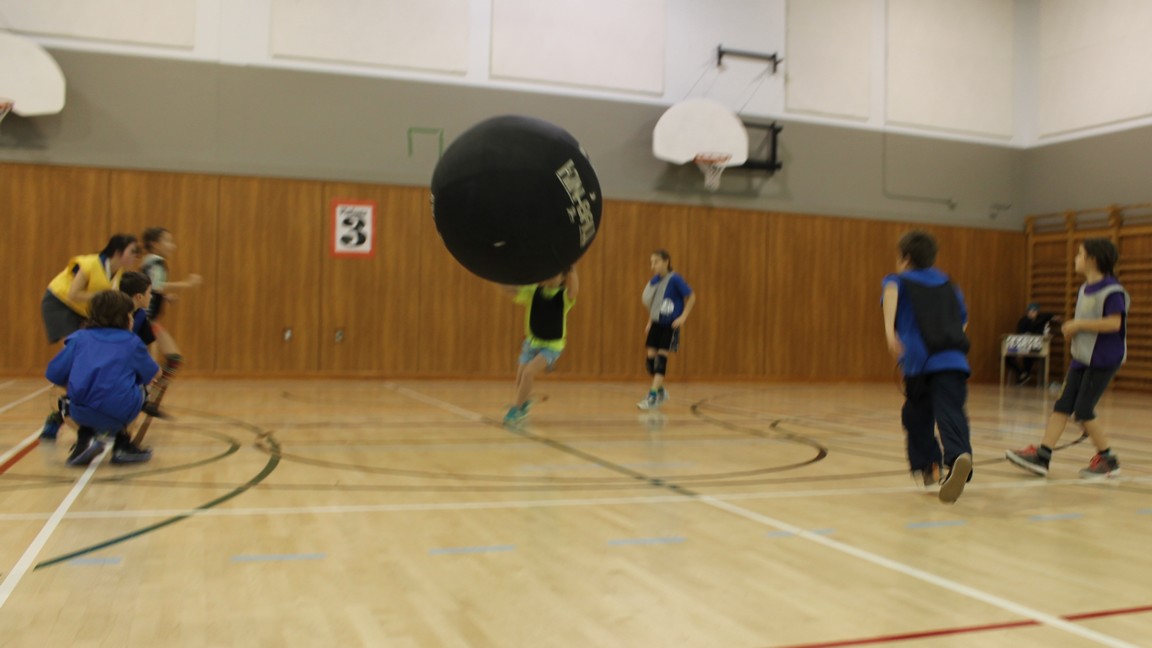 Au kin-ball, trois équipe s'affrontent simultanément sur le terrain