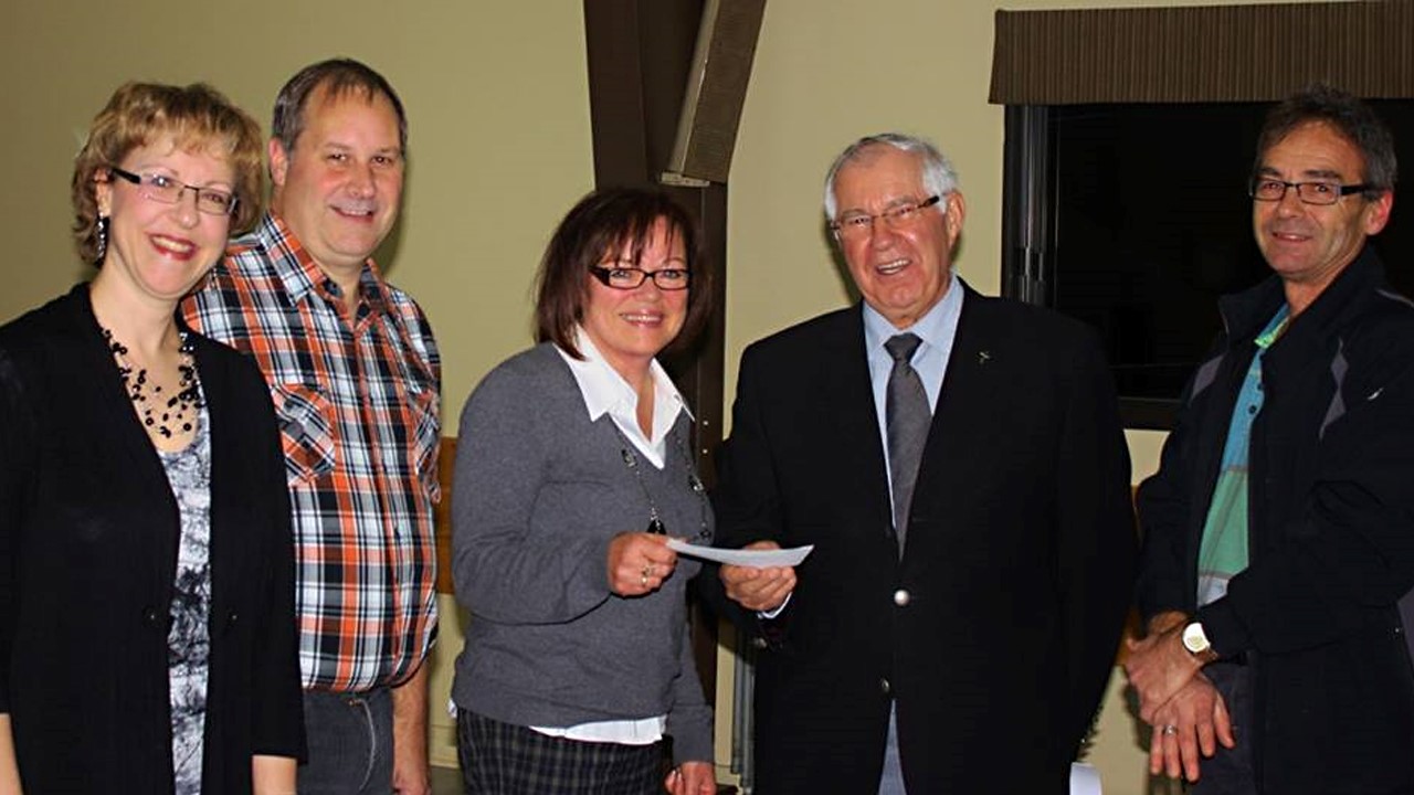 Maryse LaRochelle et Gilles Larivière, coresponsables du Nashville Show (absent : Guy Vincent coresponsable), Suzanne Lantagne, coprésidente de Nashville en Beauce, l’abbé Laval Bolduc, Francis Poulin, président du Conseil de Fabrique de Saint-Prosper.