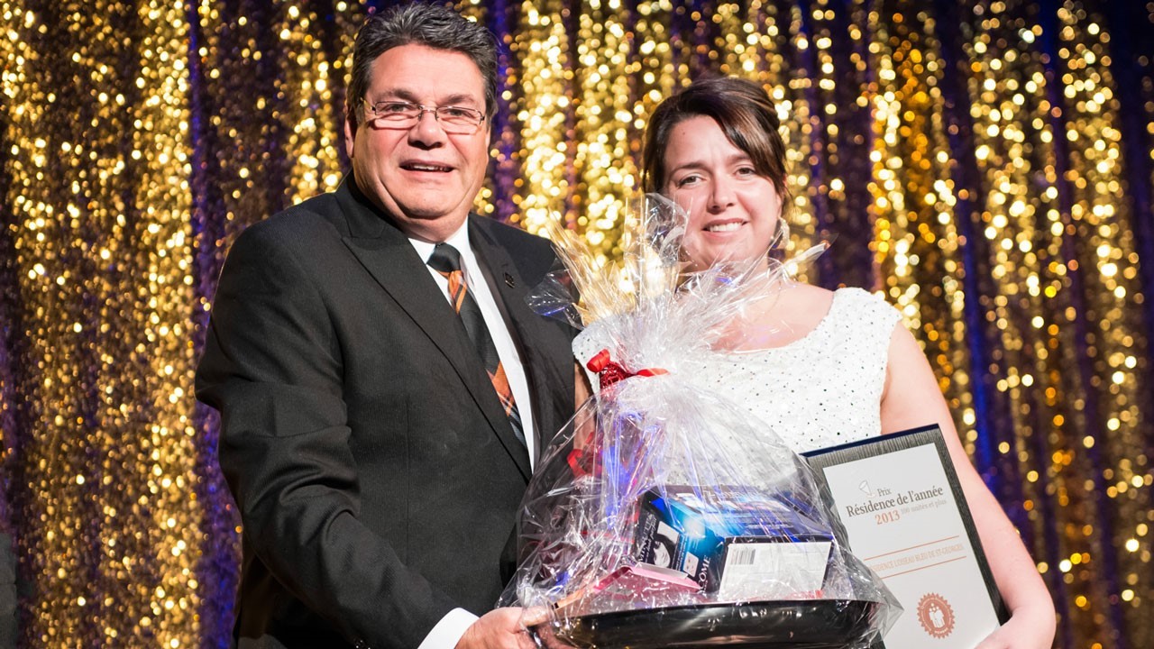 Lors du congrès annuel du RQRA, le regroupement québécois des résidences pour aînées, se déroulant à Gatineau du 13 au 15 novembre dernier, la Résidence l’Oiseau Bleu s’est vue attribuer le prix Distinction du RQRA la citant comme la résidence de l’année 2013.