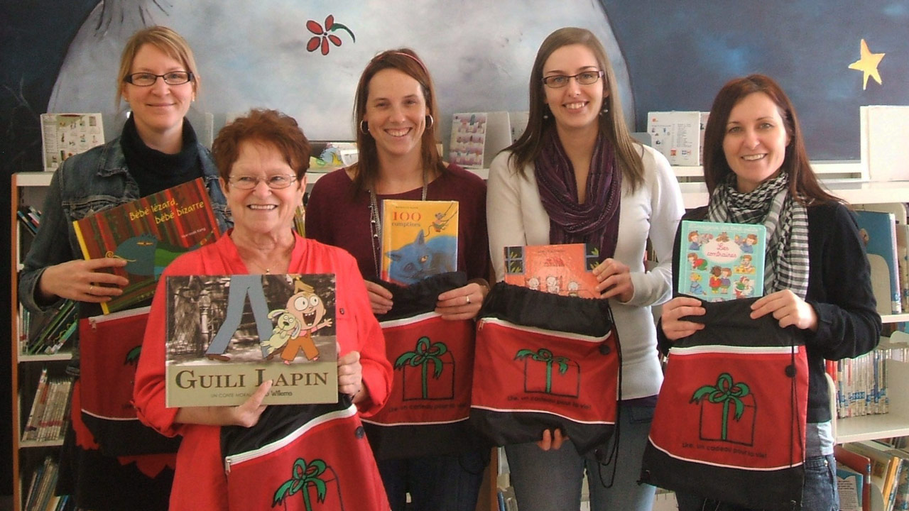 Mme Valérie Faucher, directrice des écoles Sainte-Famille et Louis-Albert Vachon, Mme Blanche-Yvonne Giguère, bénévole à la bibliothèque Livres-en-train de Tring-Jonction, Mme Marie-Andrée Roy, coordonnatrice du regroupement Vers l'avant, 0-5 ans!, Mme Nathalie Poulin, intervenante communautaire au Club Parentaide, et Mme Stéphanie Roy, membre du comité famille de Tring-Jonction.


