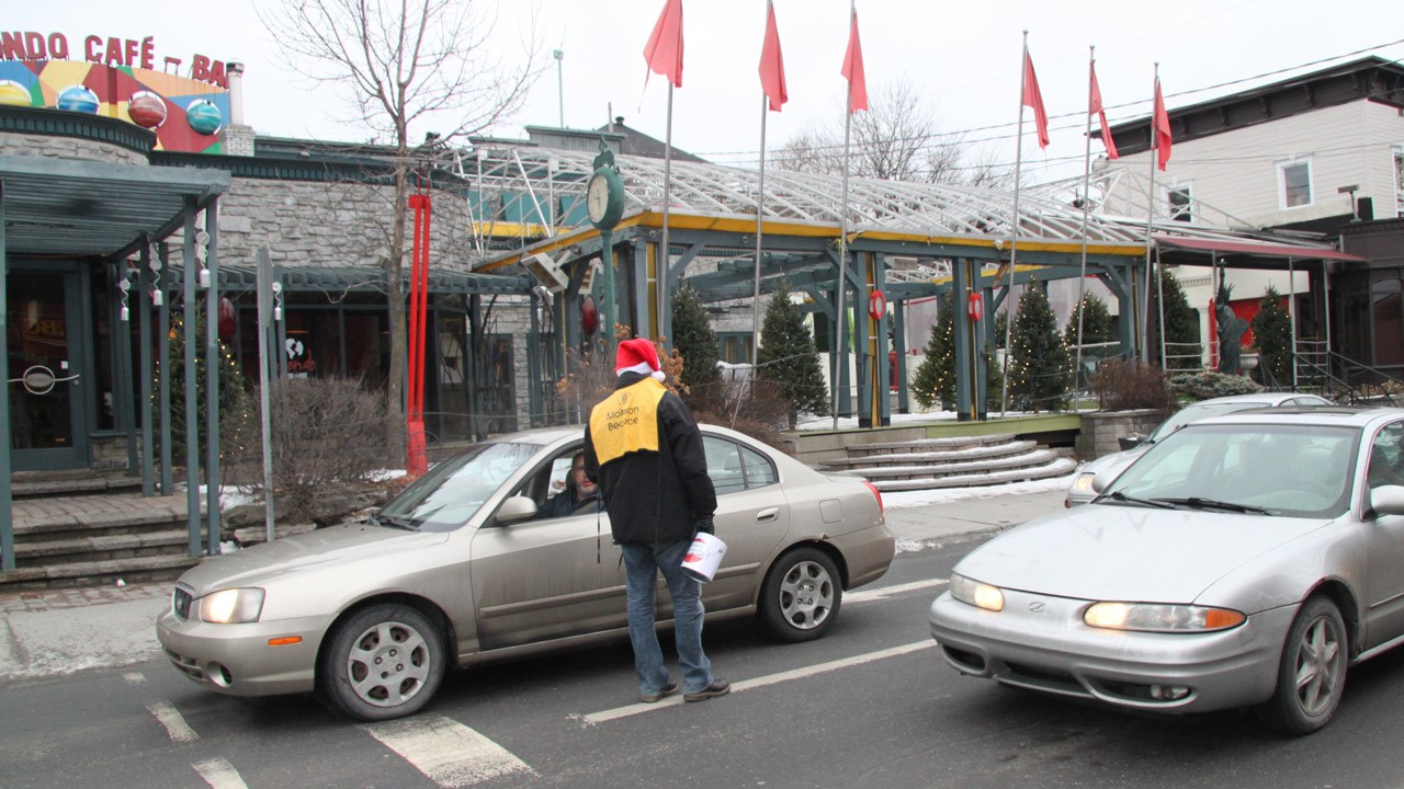 Au coin de la 1re Avenue et de la 116e Rue, en face du restaurant le Mondo.