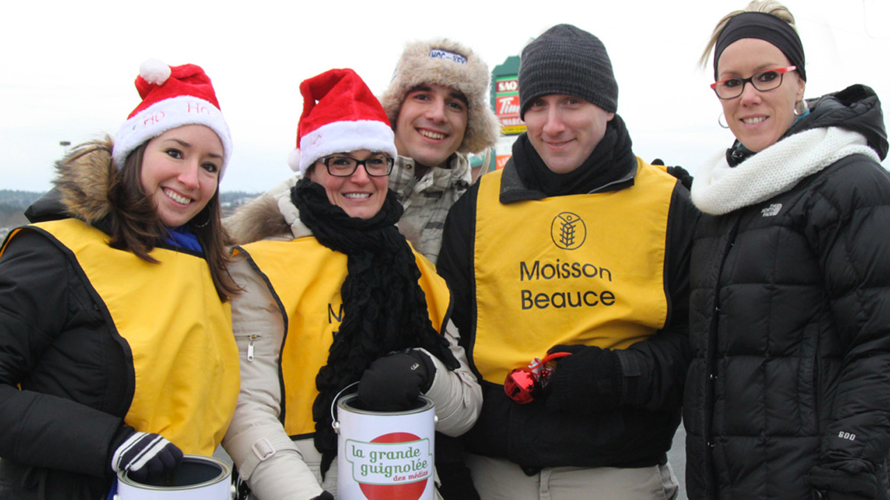 L'équipe d'Enbeauce.com amassait des dons au coin du boulevard Lacroix et de la 90e Rue. Sur la photo: Lysane Busque, Isabelle Rancourt, Jean-Daniel Drouin, Julio Trépanier et Chantal Rodrigue.