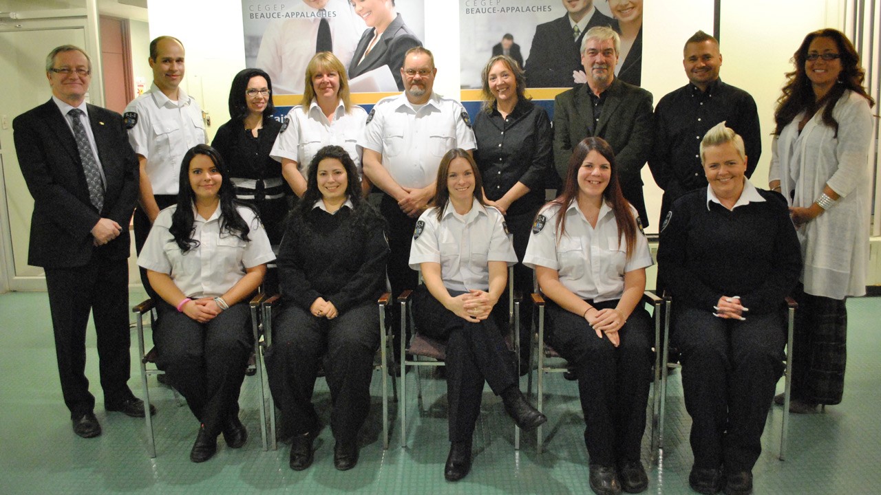 Les dix employés diplômés : Isabelle Cabot, Anouk Caron-Lapierre, Marjolaine Charland, Éric Champagne, Louis Lacroix, Nancy Larivière, Geneviève Paquet, Marie-Josée Poulin, Claudia Veilleux et John Viens.