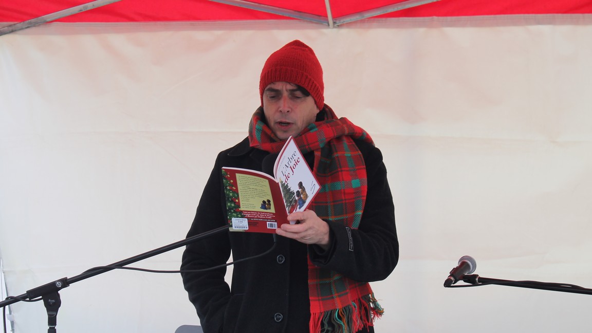 M. Harold Gilbert a lu un conte de Noël devant les enfants
