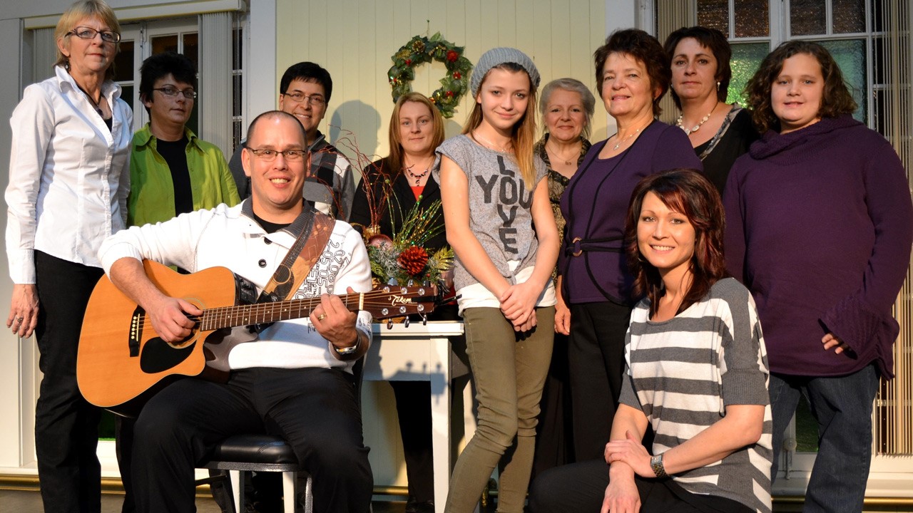 À l’arrière : Christiane Lachance, Caroline Lachance, Bruno Landry, Christine Busque, Britany Lachance, Manon Lachance, Alfréda Quirion, Édith Tanguay et Léonie Lachance.
À l’avant : Tony Bolduc et Christiane Landry.