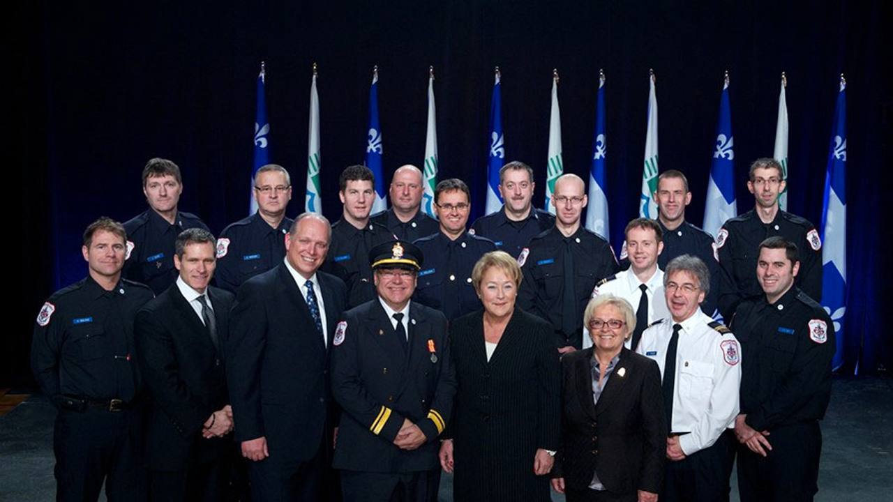 La première équipe de 14 pompiers de Ville de Saint-Georges qui est arrivée sur les lieux de la catastrophe a reçu une médaille de la première ministre du Québec Pauline Marois.