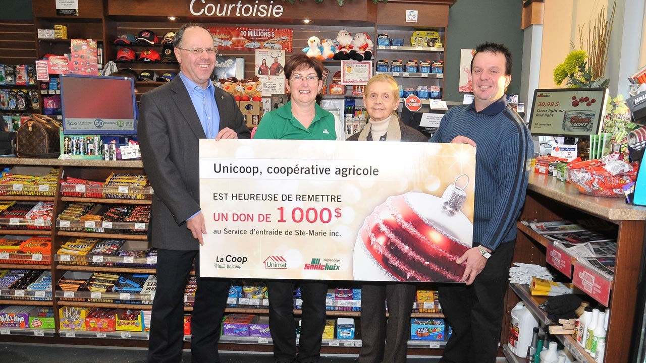 Le président d’Unicoop, Richard Ferland, a remis, pour une deuxième année consécutive, un don de 1 000 $ en denrées au Service d’entraide de Sainte-Marie.