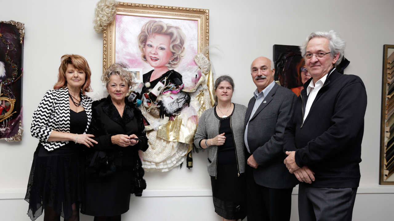 Linduska, Bernyce Turmel, le maire de Siant-isidore, Réal Turgeon, entre les propriétaire des Ateliers Hors cadre, soit Carole et Denis Roy.