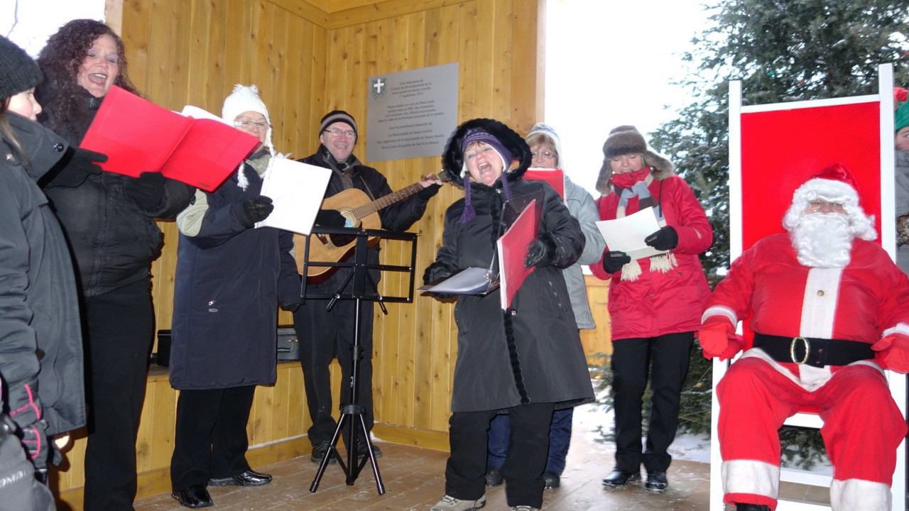 Le 14 décembre dernier avait lieu la toute première édition de la Fête de Noël des enfants au Gazébo sur le lac de Sainte-Aurélie. Malgré le froid qui régnait, des activités autant extérieures qu’intérieures ont fait le bonheur d’une centaine de personnes.