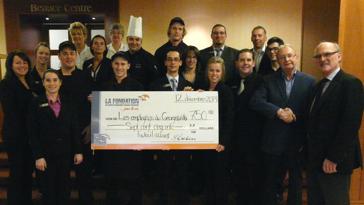 Andrée-Anne Labbé, Roxann Poirier, Kenny Roy, Jérôme Côté, Jean-Daniel Proteau, Monya Poulin, Christian Roy, Yvon Desrochers, directeur des ressources humaines, Marcel Blouin, co-responsable du programme Fonds Employé(e)s, Claudia Bélanger, Mireille Vézina, directrice générale, Jean Barbeau, Manon Morin, Alexandre Labbé, Diane Gousse, Charlotte Trépanier, François-David Pelletier-Mercier, cuisinier, Jérôme Côté.