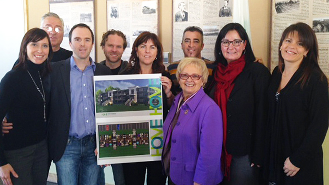 Des familles durement touchées par la tragédie de Lac-Mégantic survenue en juillet dernier pourront trouver un logement neuf à prix abordable grâce au projet HOME initié par 21 entrepreneurs de la cohorte 4 de l’École d’entrepreneurship de Beauce (EEB).