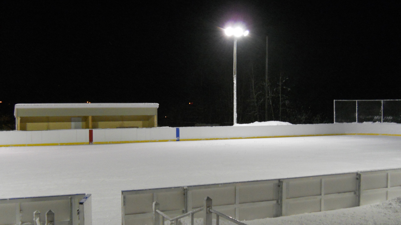 La patinoire extérieure à Saint-Benoît est prête à vous accueillir 