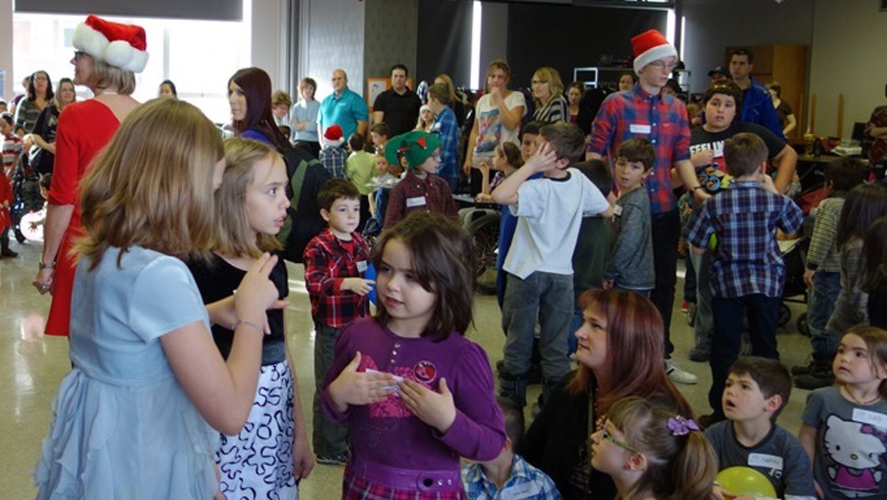 Plus de 250 enfants accompagnés de leur famille ont participé à l’une des trois fêtes de Noël organisées en Chaudière-Appalaches par les équipes du Centre de réadaptation en déficience physique Chaudière-Appalaches (CRDP-CA).