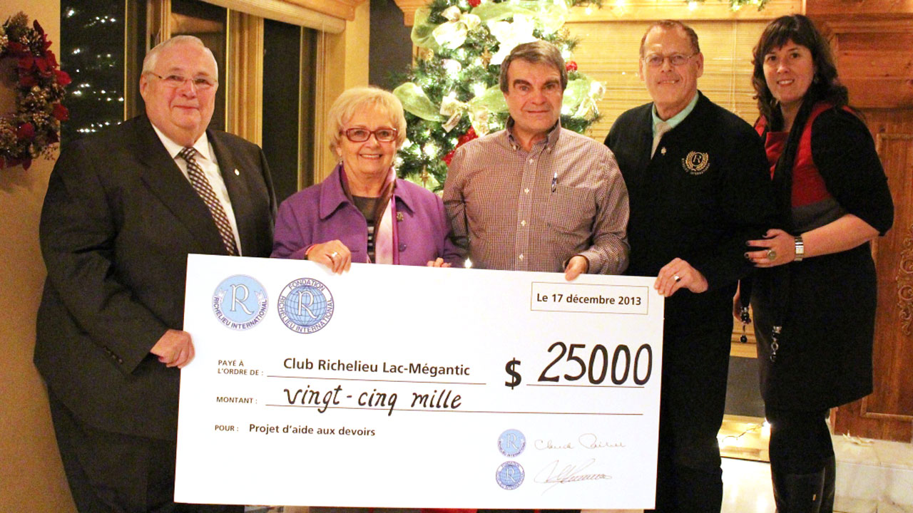 Claude Poirier, président du Richelieu International, Colette Roy Laroche, mairesse de Lac-Mégantic, Yves Gilbert, président du club Richelieu Lac-Mégantic, Jean-Claude Lavoie, conseiller pour les clubs de la Vallée du St-Laurent, Mélanie Raymond, directrice générale du Richelieu International et de sa Fondation