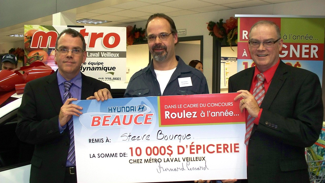 M. Steve Bourque, le gagnant de 10 000$ d’épicerie entouré de M. Bernard et Gilles Lessard