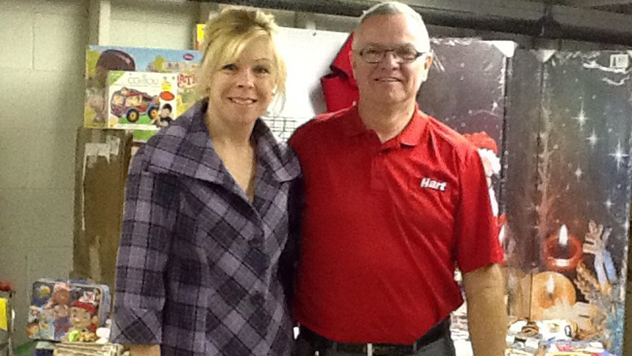 M. Robert Houle, du magasin Hart, et Valérie Poulin, directrice générale de l’AIS.