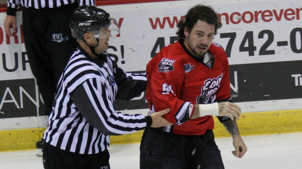 Hubert Poulin en avait assez en troisième période. Il a voulu s'en prendre à un joueur adverse malgré sa blessure à une main.