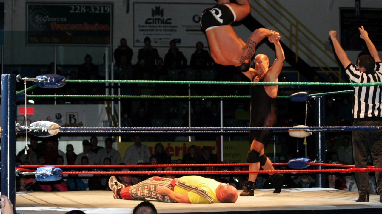 La prise finale pour la victoire: une "senton bomb" du troisième câble. 