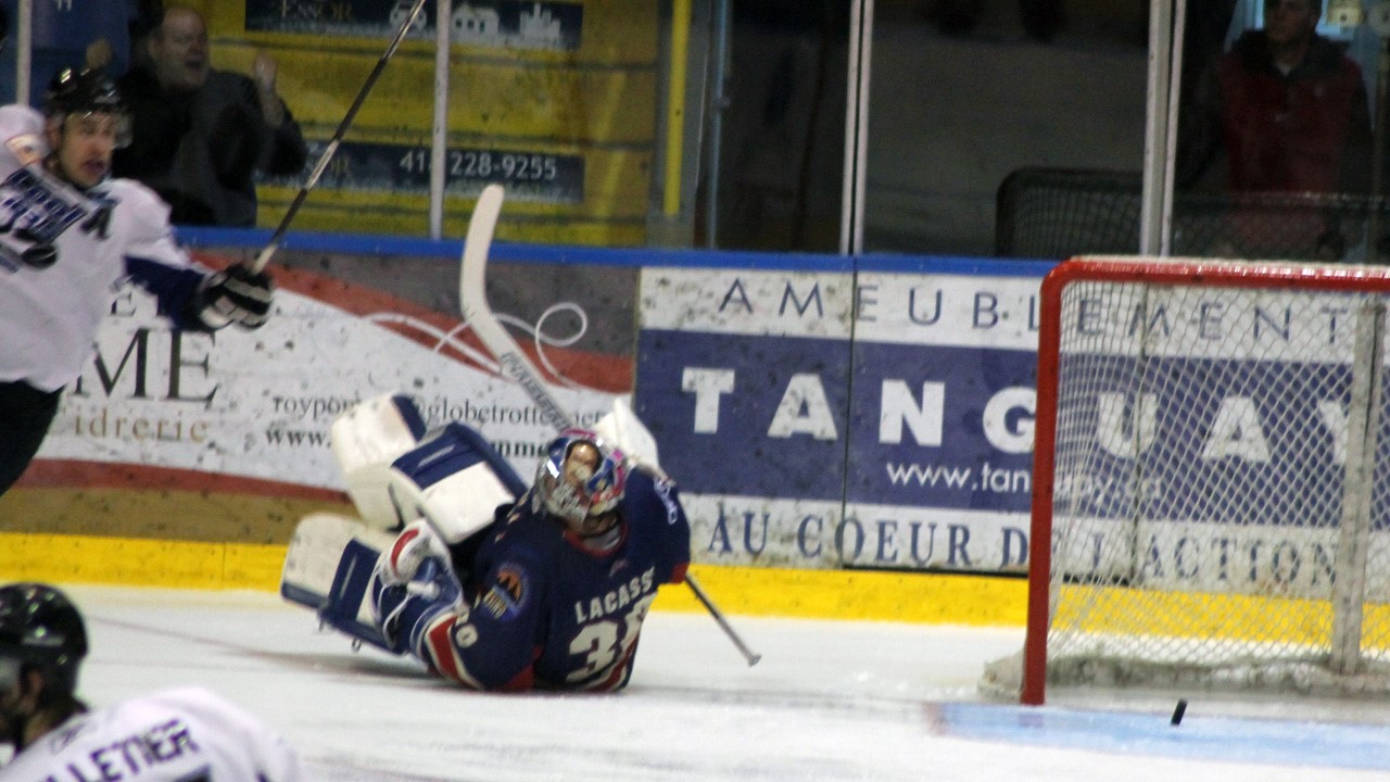 Ce but a chassé Loïc Lacasse du match au grand plaisir des 1295 spectateurs.