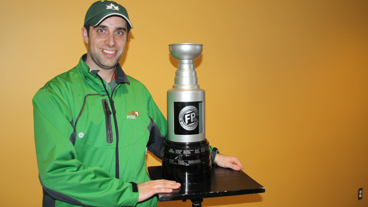 Le coordonnateur, François Lemieux avec la fameuse coupe de la FP.