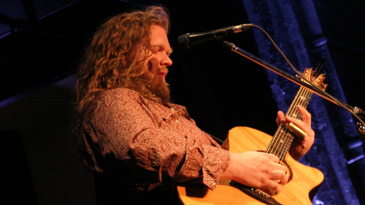Seule sa guitare acoustique lui a servi a offrir une telle soirée.