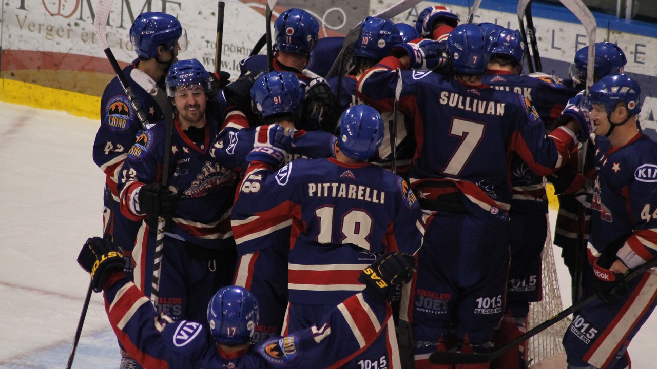 Cornwall célèbre sa victoire sur la glace du Centre sportif Lacroix-Dutil.