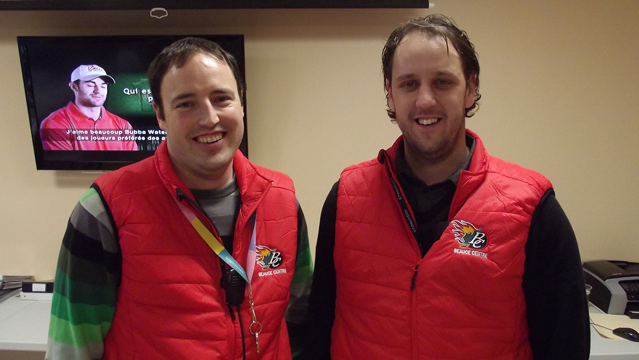 Sébastien Lambert, président du Regroupement hockey de Beauce-Centre et un bénévole.