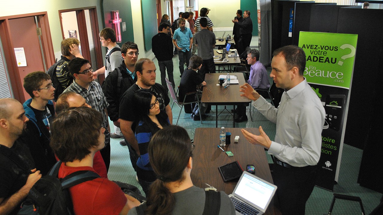 Claude Poulin, président d'iClic et EnBeauce.com, rencontre les étudiants.