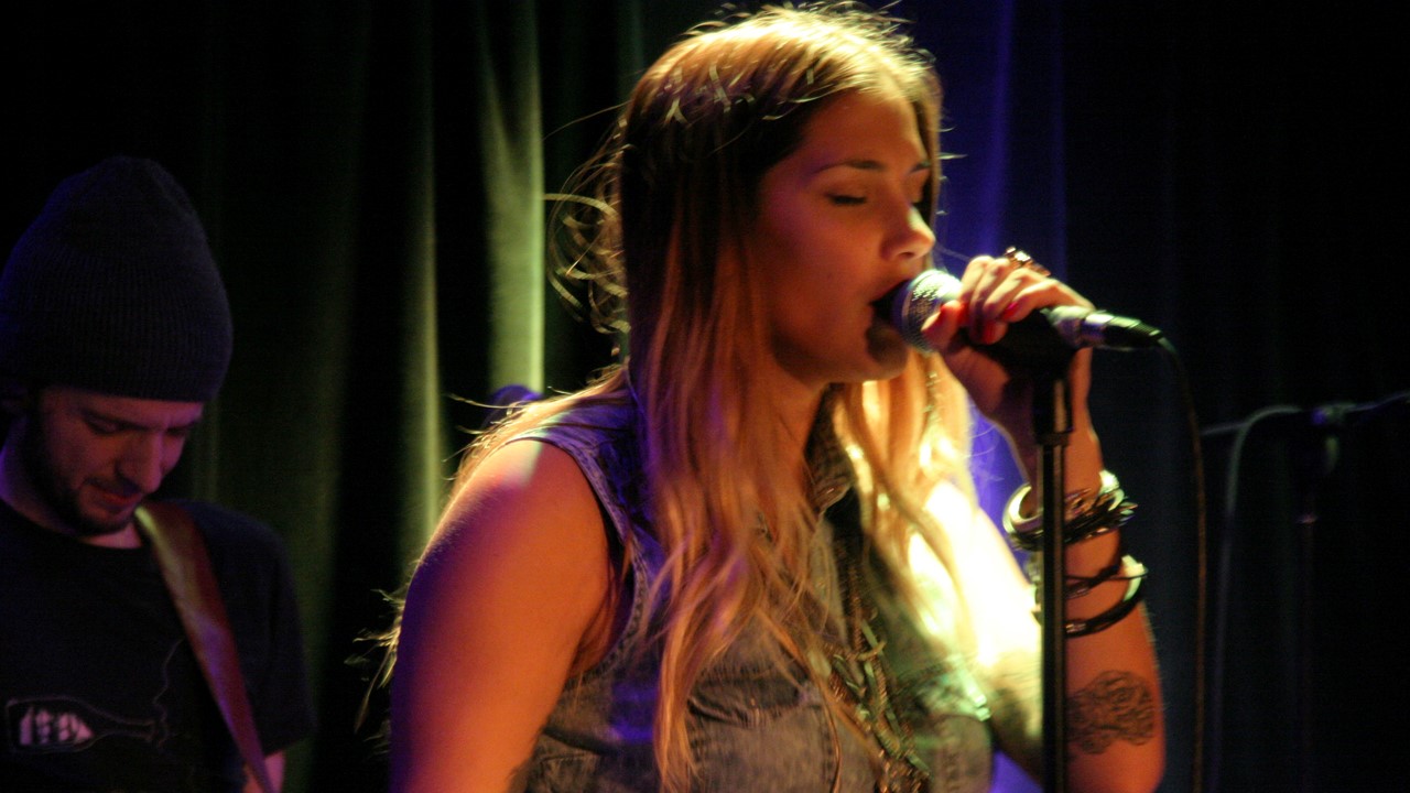 La chanteuse Amélie Nault démontre beaucoup de charme et de charisme.