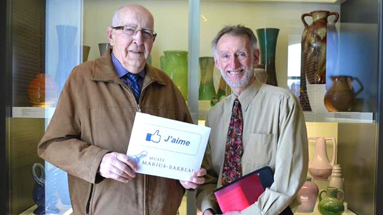Philippe Lambert, céramiste et travailleur à Céramique de Beauce, en compagnie de Réjean Turgeon, collectionneur et passionné.