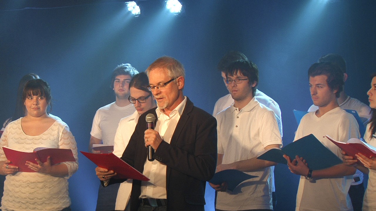 Paul-André Bernard, enseignant du cours Parole en public au Cégep Beauce-Appalaches, lors du lancement du recueil littéraire.