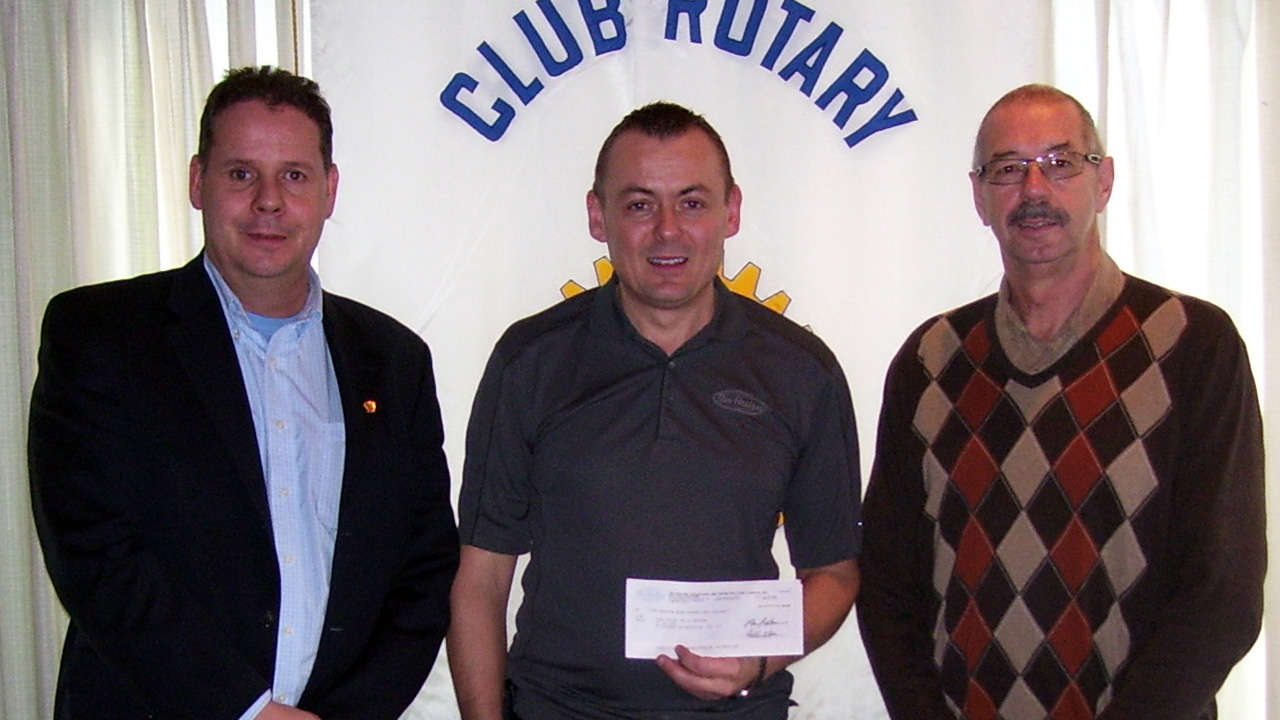 On aperçoit sur la photo,Norbert Legros, président du Club Rotary; Rémy Bernard, propriétaire des Tim Hortons de Saint-Georges; et Sylvio Cormier, responsable du projet de la Galette
