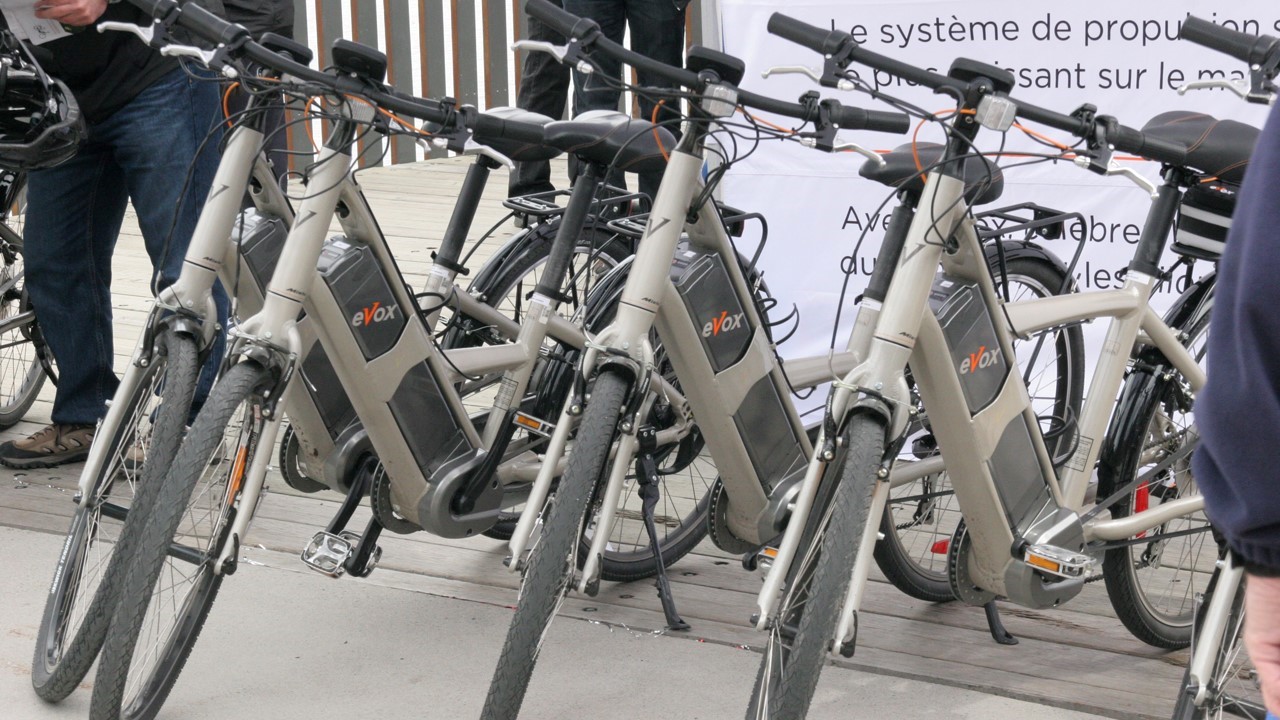 Les vélos eVox ont attiré de nombreux curieux au Quai des Cageux, sur la promenade Champlain.