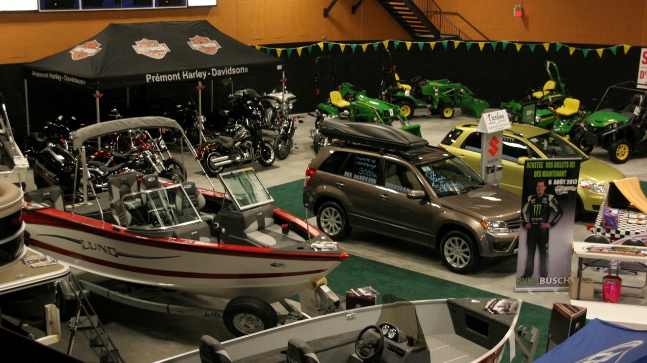 Bateaux et motos se côtoient dans un salon diversifié.