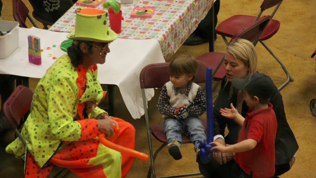 Le clown Cléobule était présent à la journée familiale de samedi pour divertir les plus jeunes.