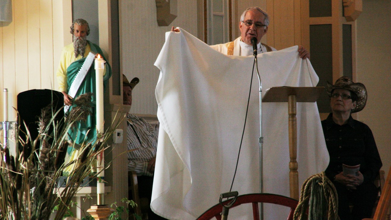 Le curé Laval Bolduc était le célébrant de cette messe spéciale.