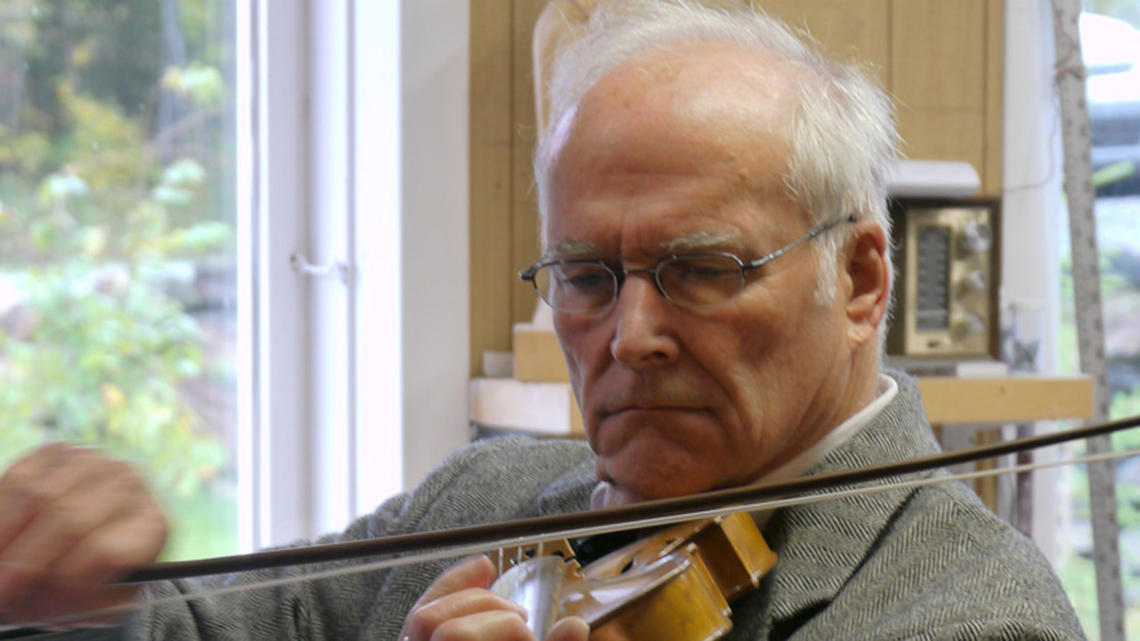 André Pelletier ne fait pas que jouer du violon, il en fabrique aussi.