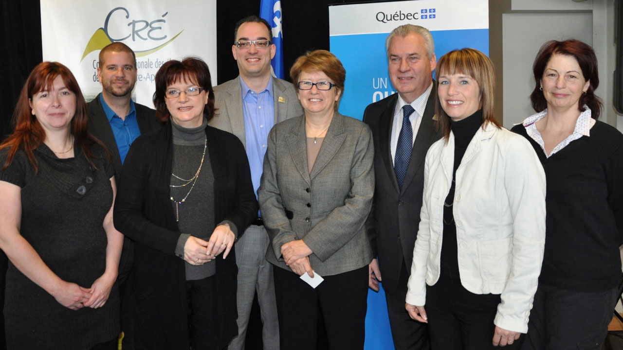 Rachelle Després (CJE de L’Islet), Gabriel Leblond-Fontaine (Emploi-Québec Chaudière-Appalaches), Nicole Jacques (Moisson Beauce), Jean-François Comeau (CRÉ), Agnès Maltais (Ministre), Maurice Sénécal (Président CRÉ), Claudia Croteau (Corporation de développement communautaire Lotbinière), et Lise Pelletier (Groupe d’alphabétisation Montmagny-Nord) lors de l'annonce de l'octroi de 3,3 M$ pour l'inclusion sociale.