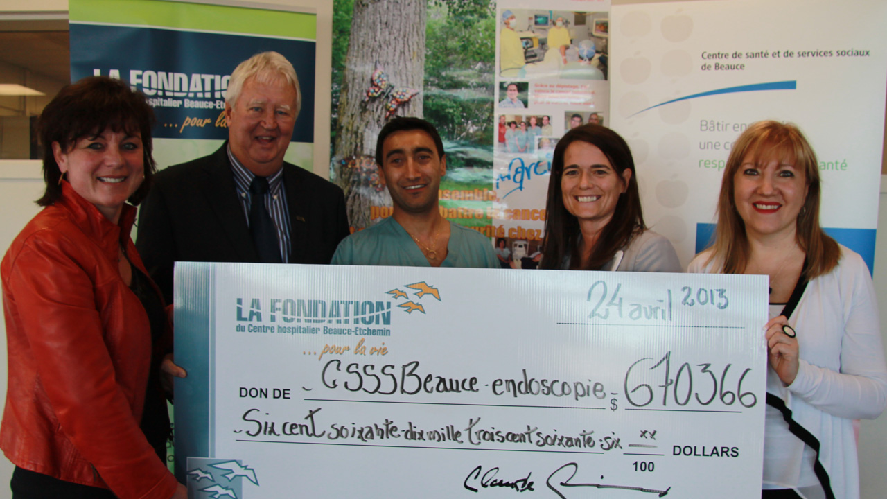 La présidente de la Fondation , Manon Veilleux et le président d’honneur de la campagne, Claude Giroux, Dr Hassibolah Pazira, la directrice générale du CSSSB, Marie-Claude Bélanger, et à la présidente du conseil d’administration, Brigitte Busque portent les fruits de la campagne annuelle qui a pris fin le 31 mars, un don de 670 366 $ pour, a priori, la deuxième salle d’endoscopie.