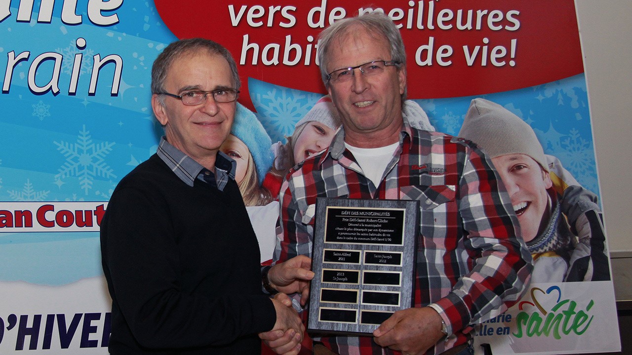 Raymond Beaudet en compagnie de Michel Doyon représentant la municipalité de Saint-Joseph ayant remporté le défi de la MRC Robert-Cliche.