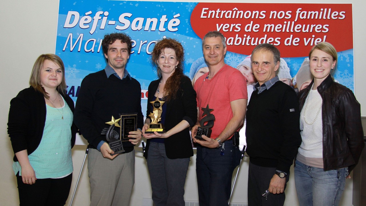Marie-Michèle Benoît, François Beaudin, Valérie Marcoux, Yves Boucher, Raymond Beaudet, Nadine Bonneville lors de la remise des prix du Défi des entreprises.