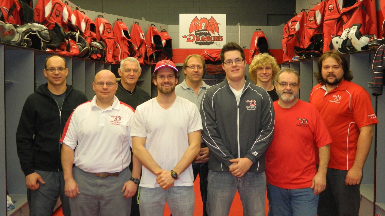 De gauche à droite, les entraîneurs des Dragons pour la saison 2013 : Marc Sauvé, Éric Labbé, Benoît Gravel, Carl Dallaire (entraîneur-chef), Carl Dallaire, Patrick Rodrigue, Christian Dallaire, Michel Jolicoeur et Frédéric Poulin. Absents de la photo: Patrick Boutin et Pascal Lapierre.