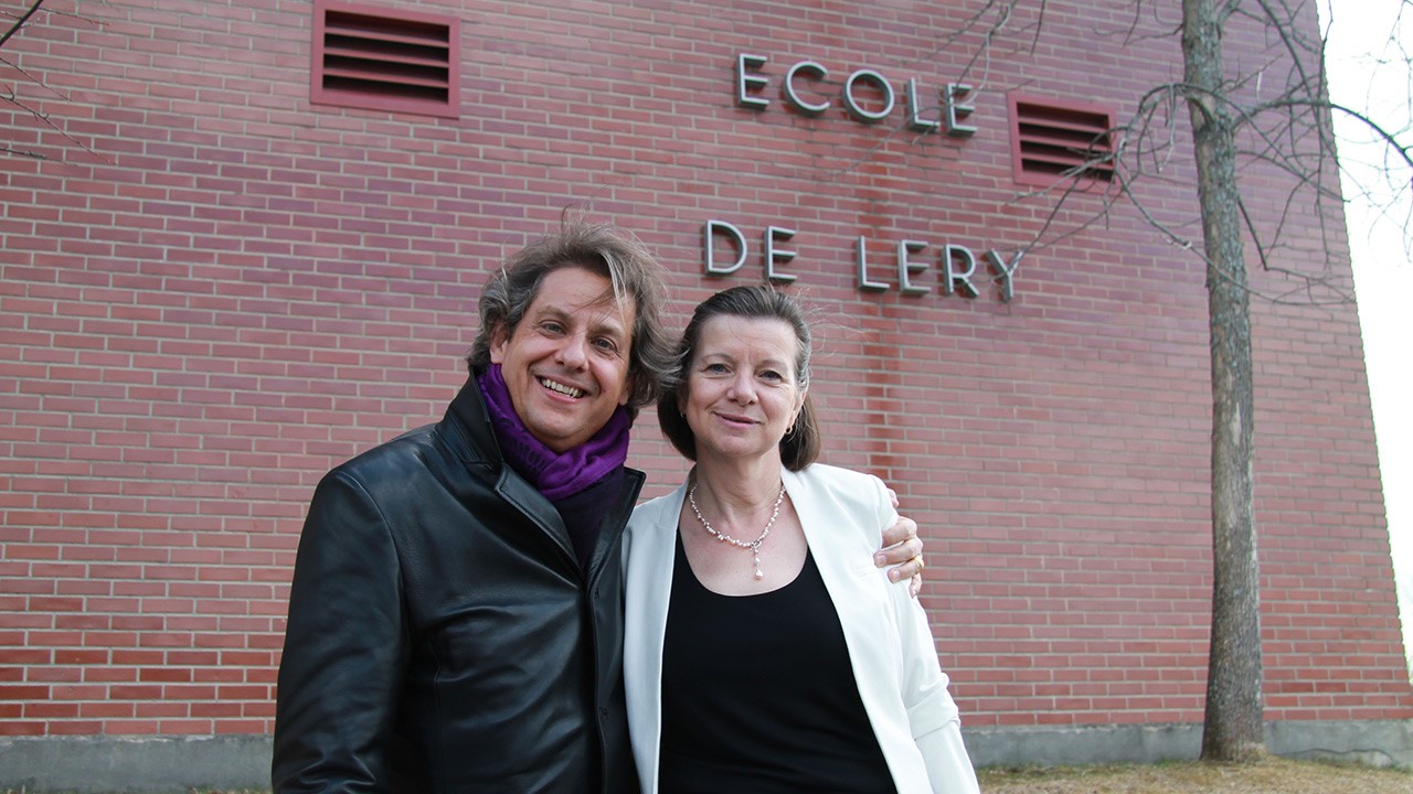 Alain Lefèvre en compagnie de la directrice, Louise Routhier.