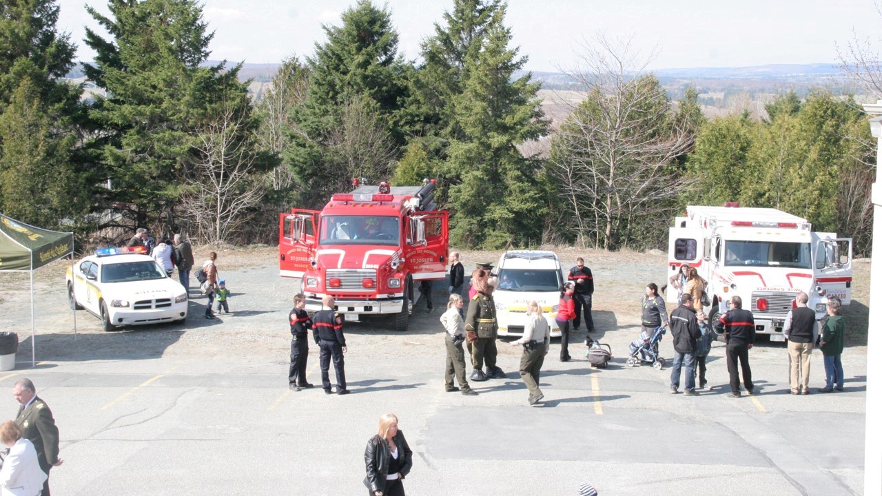 Les véhicules d'urgence étaient sur place et ont attiré les curieux.