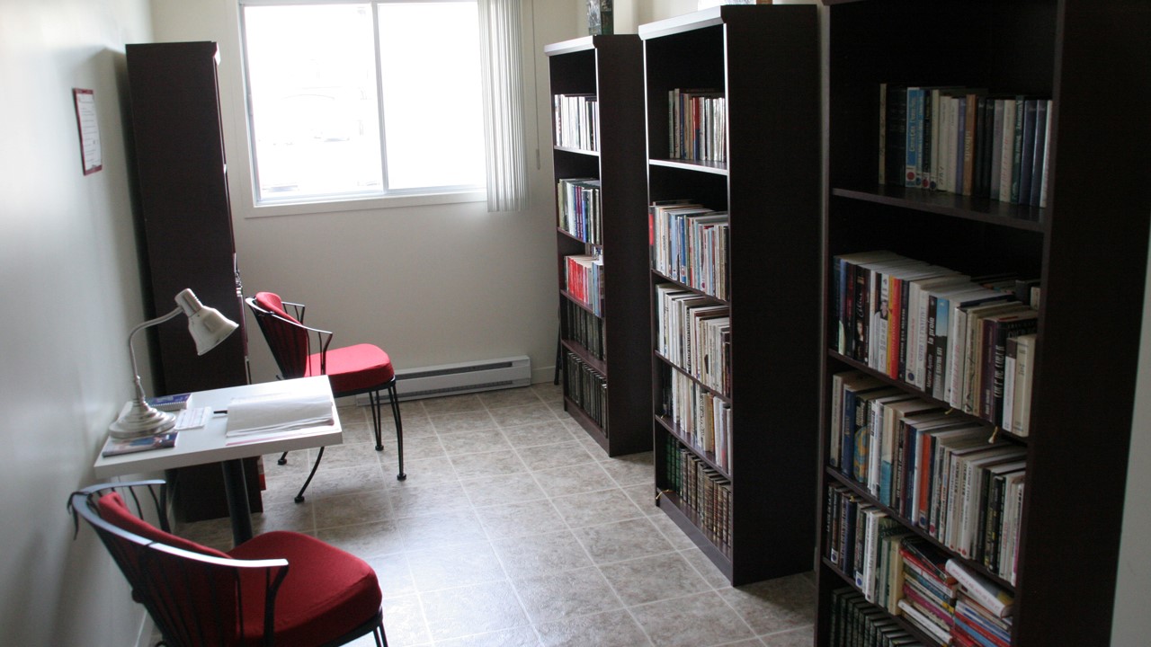 Une bibliothèque se trouve au deuxième étage du bâtiment.
